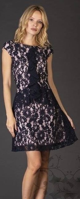 Sukienka koronka róż-granat z falbanką na dekolcie