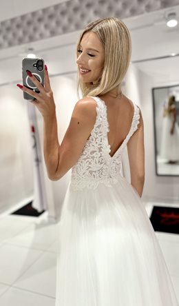 Sukienka długa tiulowa delikatne zdobienia biel