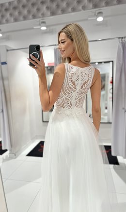 Sukienka długa ślubna zabudowana ozdobna góra biel