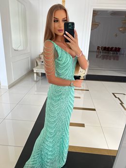 Sukienka długa cekiny wycięcie i korale mięta