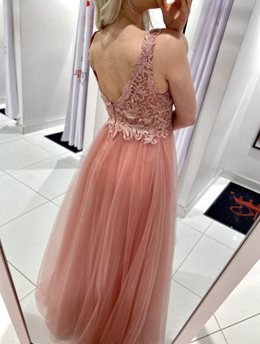 Sukienka długa tiulowa delikatne zdobienia róż