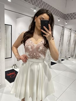 Sukienka krótka dekolt trójkąt i szarfa biały