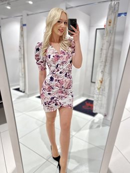 Sukienka krótka wzór kwiaty rękaw fiolet